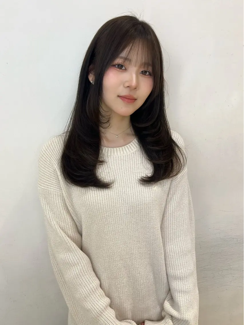 ミディアム カラー 透明感カラー くびれヘア 顔まわりレイヤー 顔周りカット 髪質改善 ヘアカラー 'AXIS 栄 Konomiのヘアスタイル