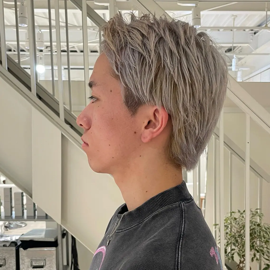 カラー メンズ メンズブリーチ ブリーチ シルバー 安西 香利奈のヘアスタイル