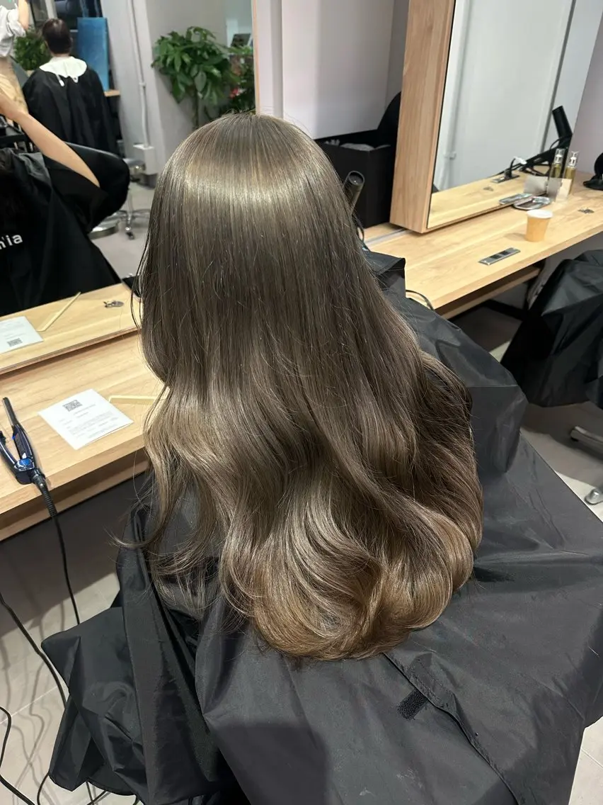 ロング カラー ベージュカラー ブリーチ ハイトーンカラー ブリーチなしカラー オリーブベージュ ヘアカラー トリートメント REINA☁️透明感 カラー/ぷつっと♡のヘアスタイル