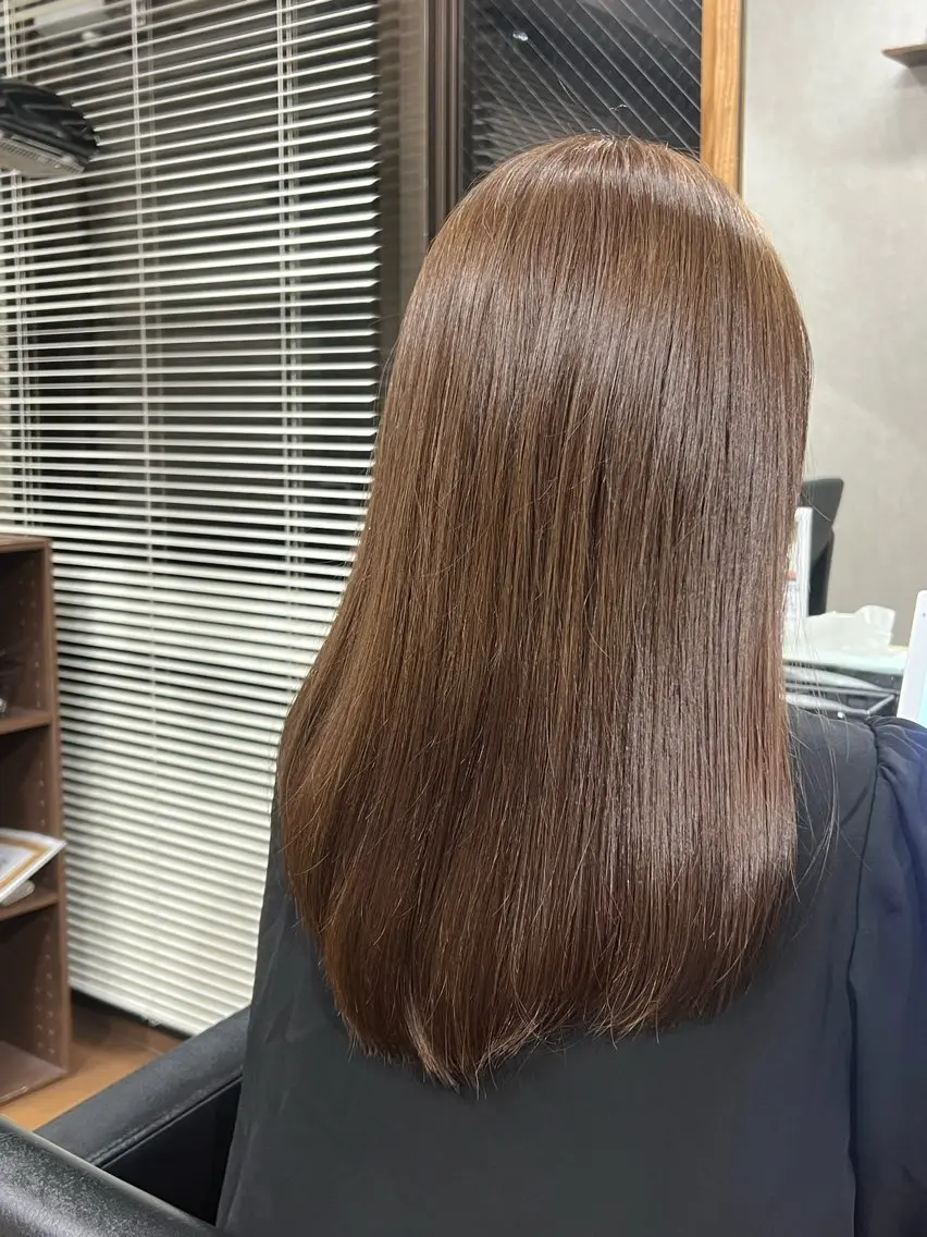 セミロング ヘアカラー イリオモテ レナのヘアスタイル
