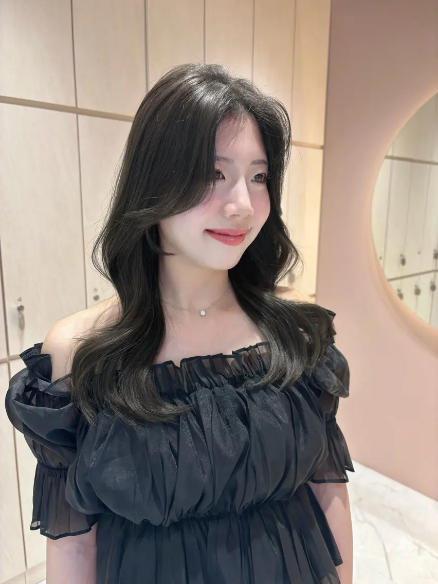 ミディアム カラー ヘアアレンジ ミディアムレイヤー ベージュカラー オリーブベージュ くびれヘア 顔まわりレイヤー レイヤー縮毛矯正 ささきすずね💗のヘアスタイル