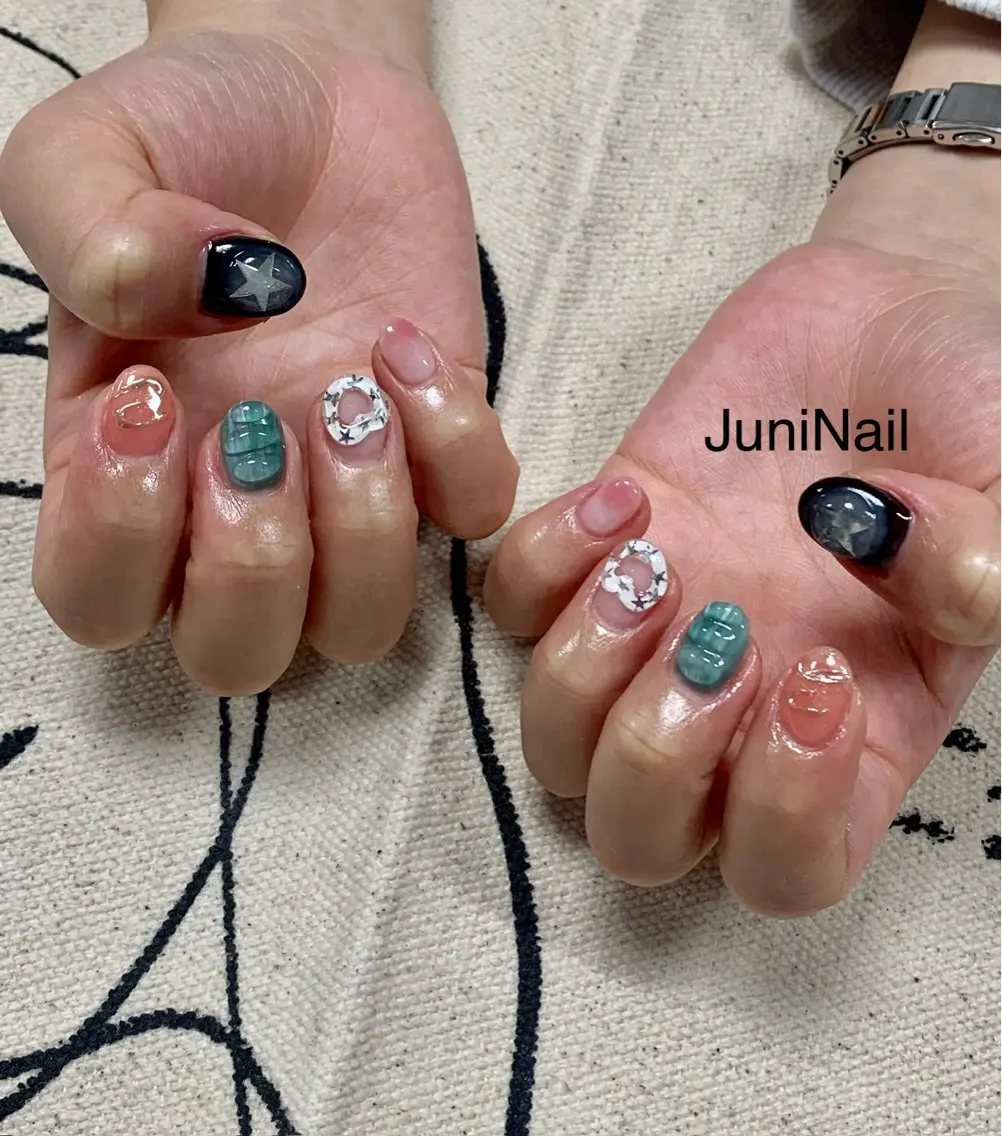 ネイル オーロラネイル フラッシュネイル 氷ネイル・うるうるネイル キラキラネイル 韓国ネイル ハンドネイル JuniNail 주니네일🇰🇷suのネイルデザイン