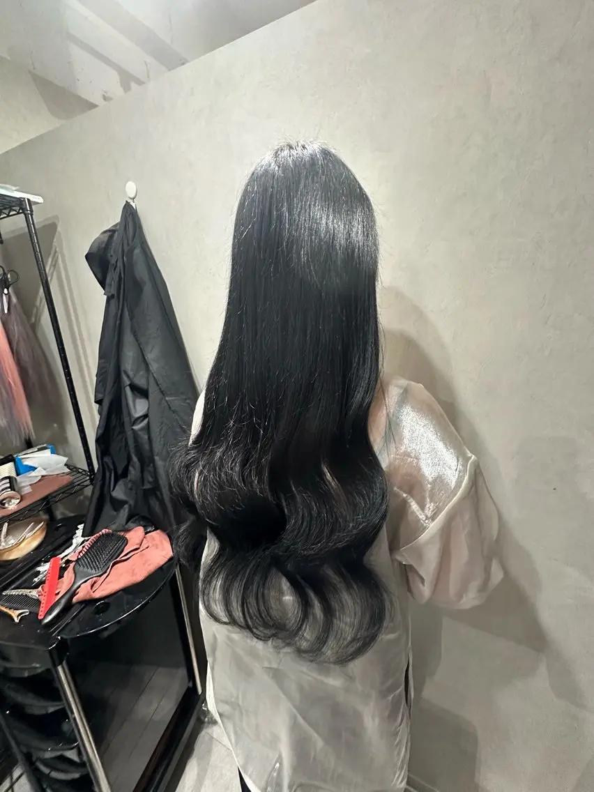 ロング 奥本 侑 髪質改善、ツヤ髪のヘアスタイル