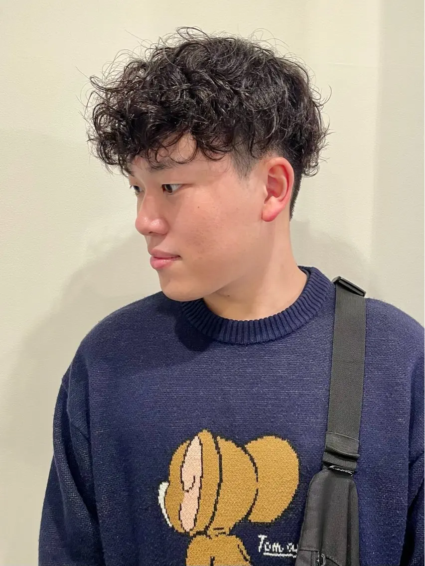 ショート パーマ メンズ メンズパーマ スペインカール 刈り上げ スパイラルパーマ カット パーマ ニュアンスカラー🫧 加納のヘアスタイル
