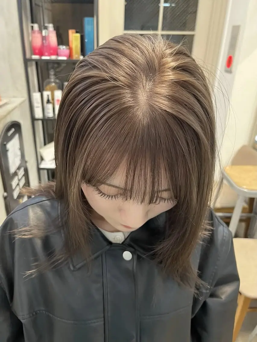ミディアム カラー ブリーチ 透明感カラー グレージュ ミルクティーグレージュ ヘアカラー 佐伯 美麗のヘアスタイル