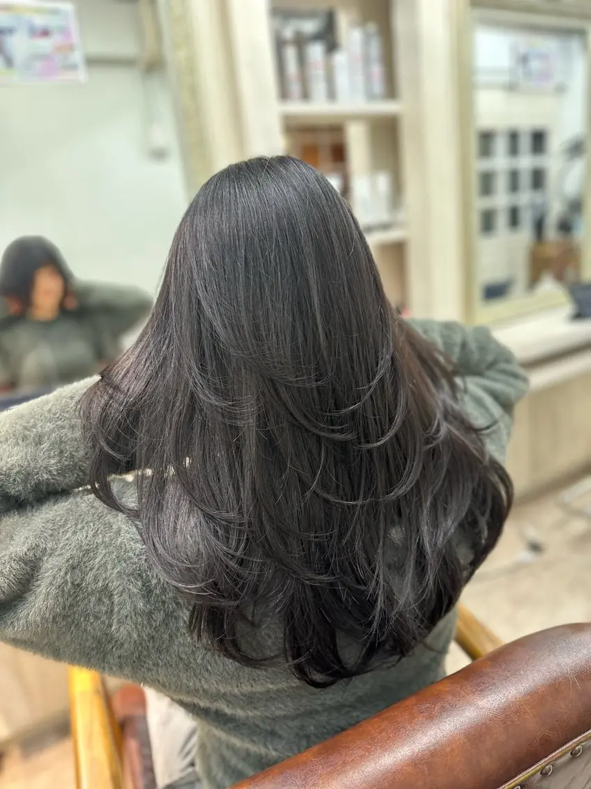 ロング レイヤーカット プルエク／ハイトーン kurumi🩶のヘアスタイル