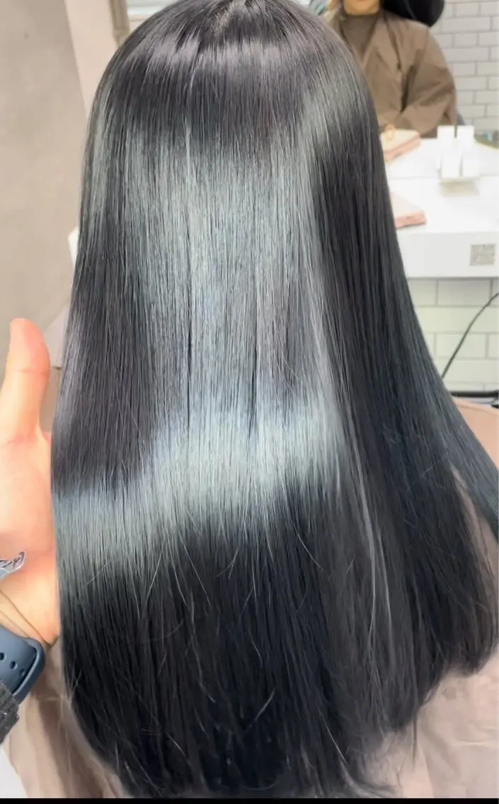 ロング カラー 黒髪 ブルーカラー ブルーブラック 髪質改善 カット ヘアカラー トリートメント Bob &髪質改善 NEMOTOのヘアスタイル