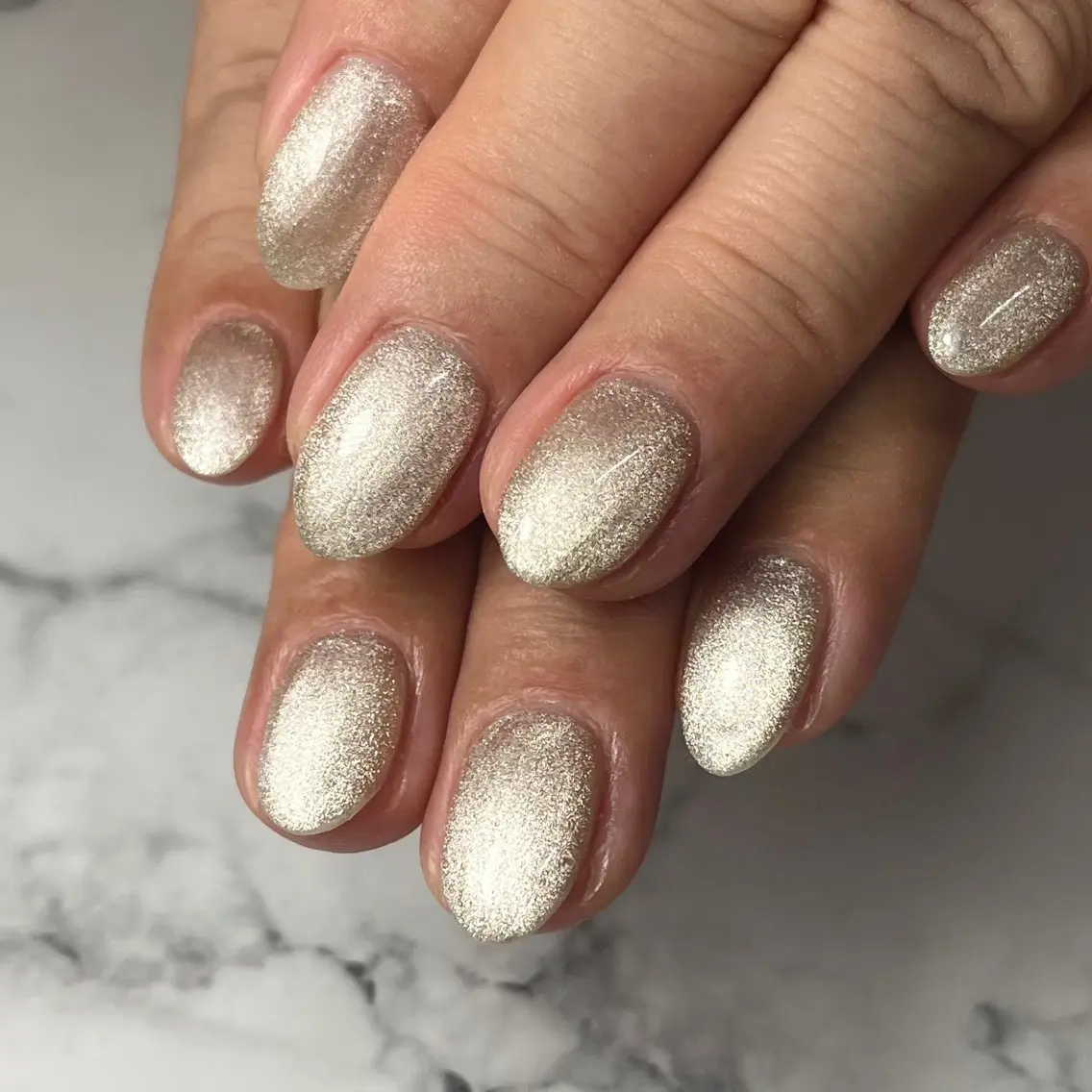 ネイル ゴールド マグネットネイル ワンカラーネイル ショートネイル シンプルネイル ハンドネイル NAIL NOWのネイルデザイン