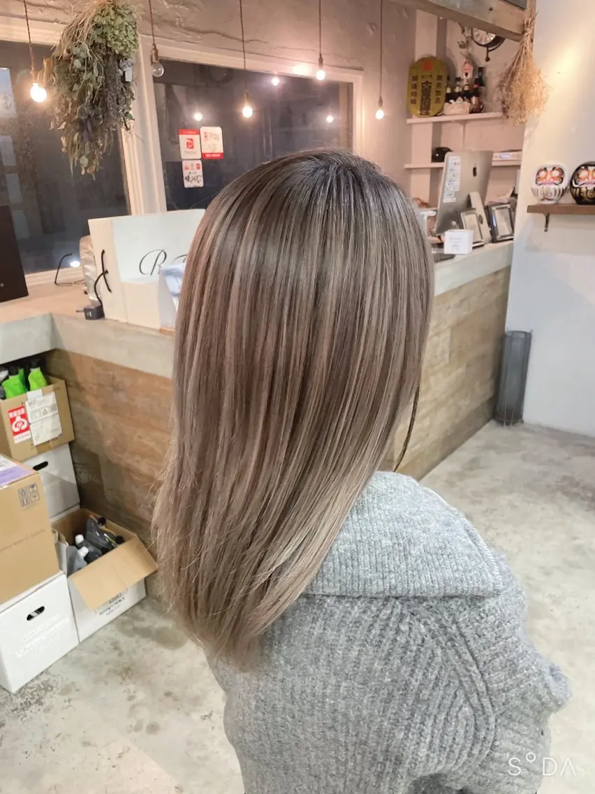 カラー バレイヤージュ 岩佐 怜のヘアスタイル