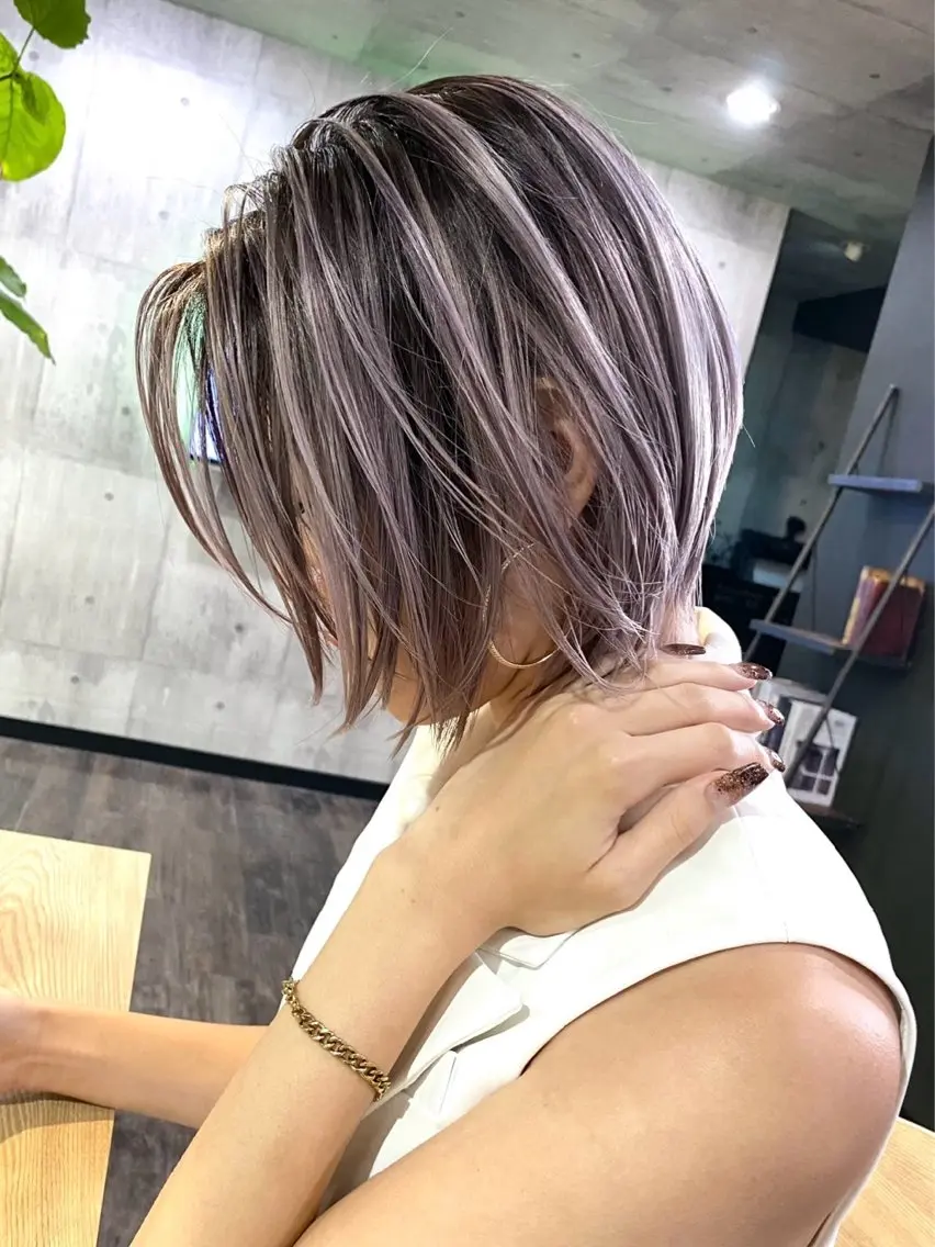カラー 杉山永 ハイライトカラーのヘアスタイル