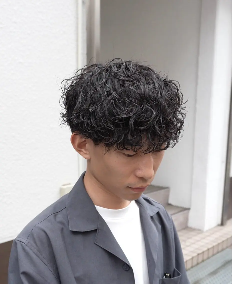 ショート パーマ メンズ メンズパーマ 波巻きパーマ カット パーマ メンズパーマ特化 川岸のヘアスタイル