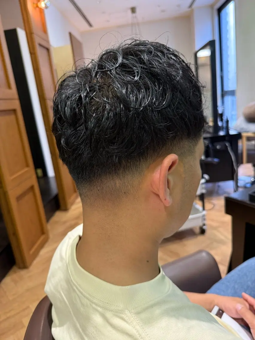 ショート パーマ メンズ フェードカット 溝口 槙里也のヘアスタイル