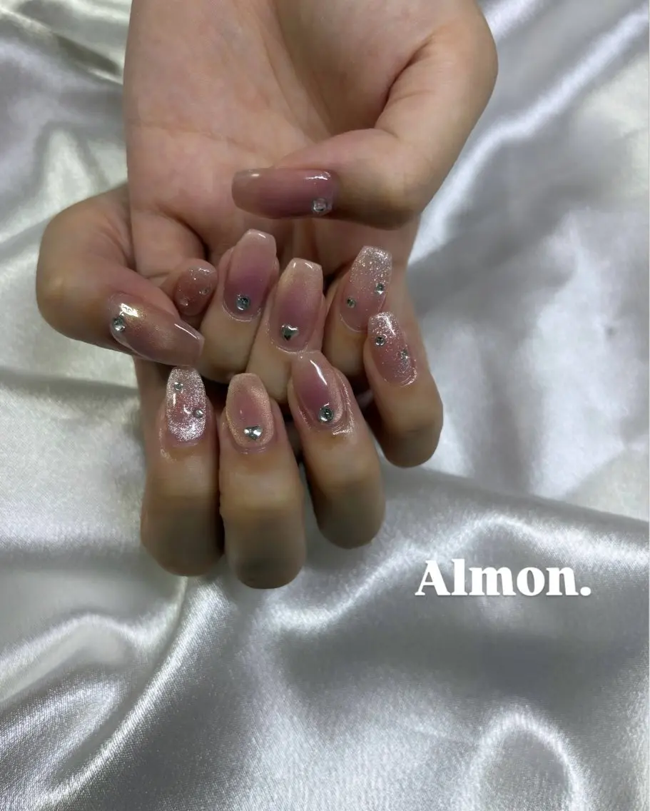 ネイル 𝐀𝐥𝐦𝐨𝐧 .のネイルデザイン