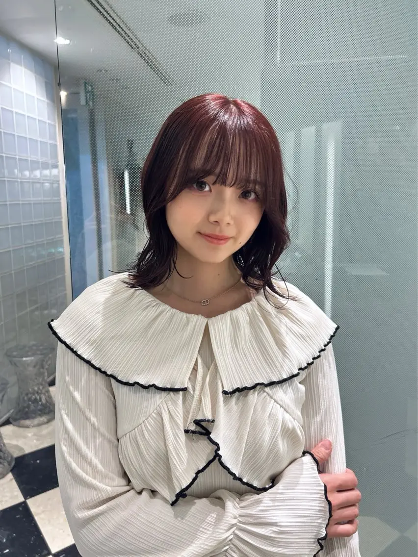 ミディアム カラー ブリーチ ブリーチなしカラー ピンクカラー 大谷美佳/レイヤー カット/ツヤ髪のヘアスタイル