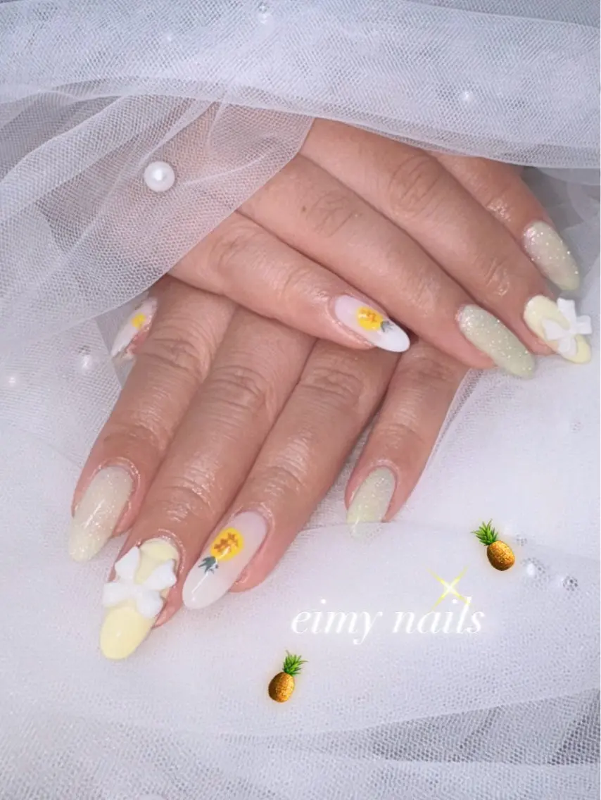 ネイル フラッシュネイル ラメ(グリッター) リボン ホワイト 黄色 ハンドネイル eimy nails♡のネイルデザイン