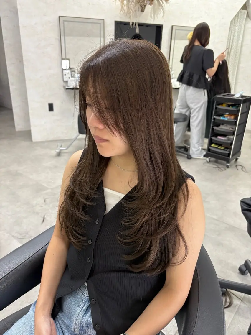 ロング カラー ブリーチ ブラウンカラー 透明感カラー レイヤーカット ヘアカラー トリートメント 天神最安値エクステ カラーレイヤーカットのヘアスタイル