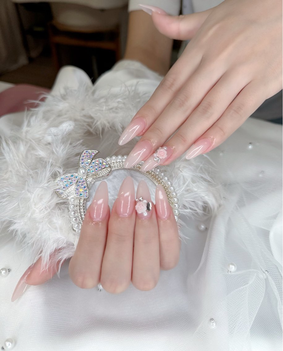 セミロング ハンドネイル Chann Channのネイルデザイン