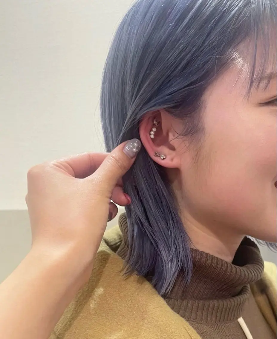 ショート カラー 切りっぱなしボブ ブルーカラー シルバー ボブ 🩷愛咲🩷レイヤー /透明感カラーのヘアスタイル