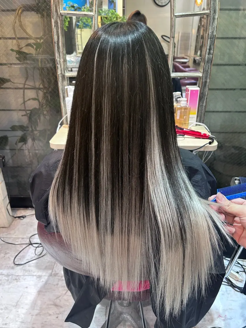 ロング カラー ササ キのヘアスタイル
