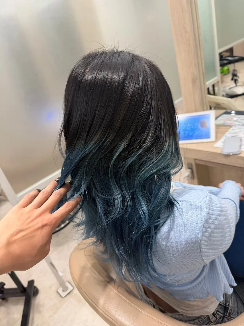 ロング カラー 黒髪 ブルーカラー デザインカラー グラデーションカラー カット ヘアカラー トリートメント EARTH菊名店👾 ひらのすぐるのヘアスタイル
