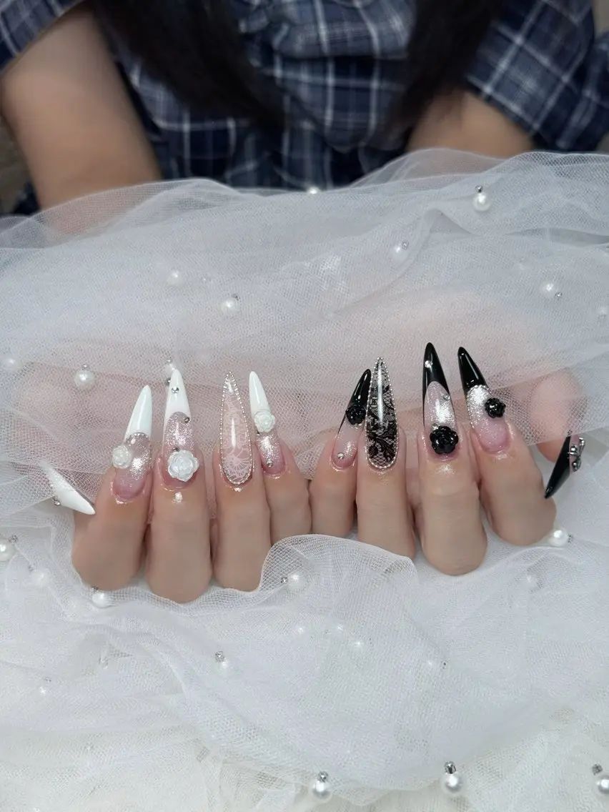 ネイル チークネイル ドット フレンチネイル グラデーション ハート ハンドネイル Julli NailStudioのネイルデザイン