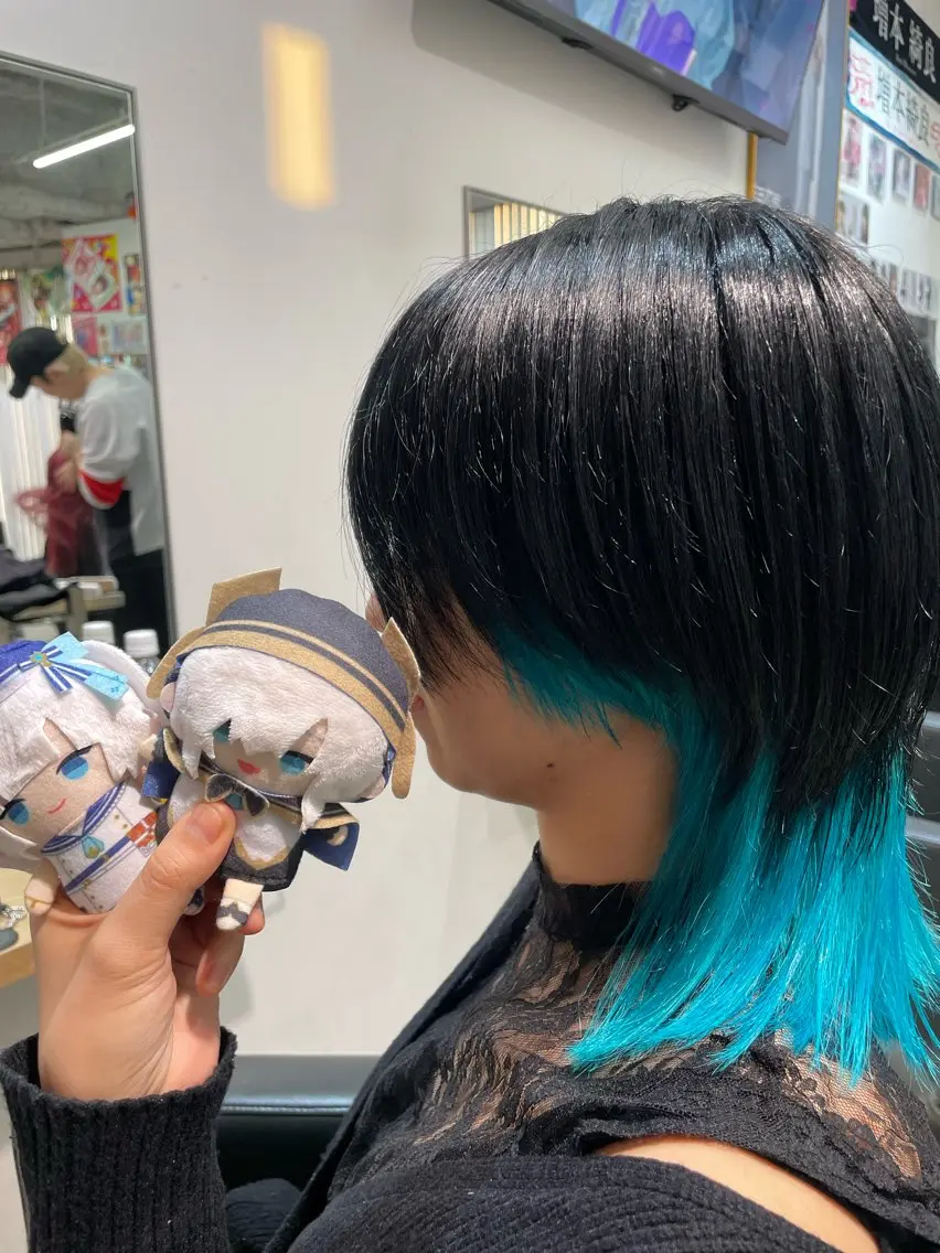 セミロング カラー ブリーチ ブルーカラー インナーカラー ウルフカット ヘアカラー インナーカラー 推し ブリーチ 髪質改善のヘアスタイル