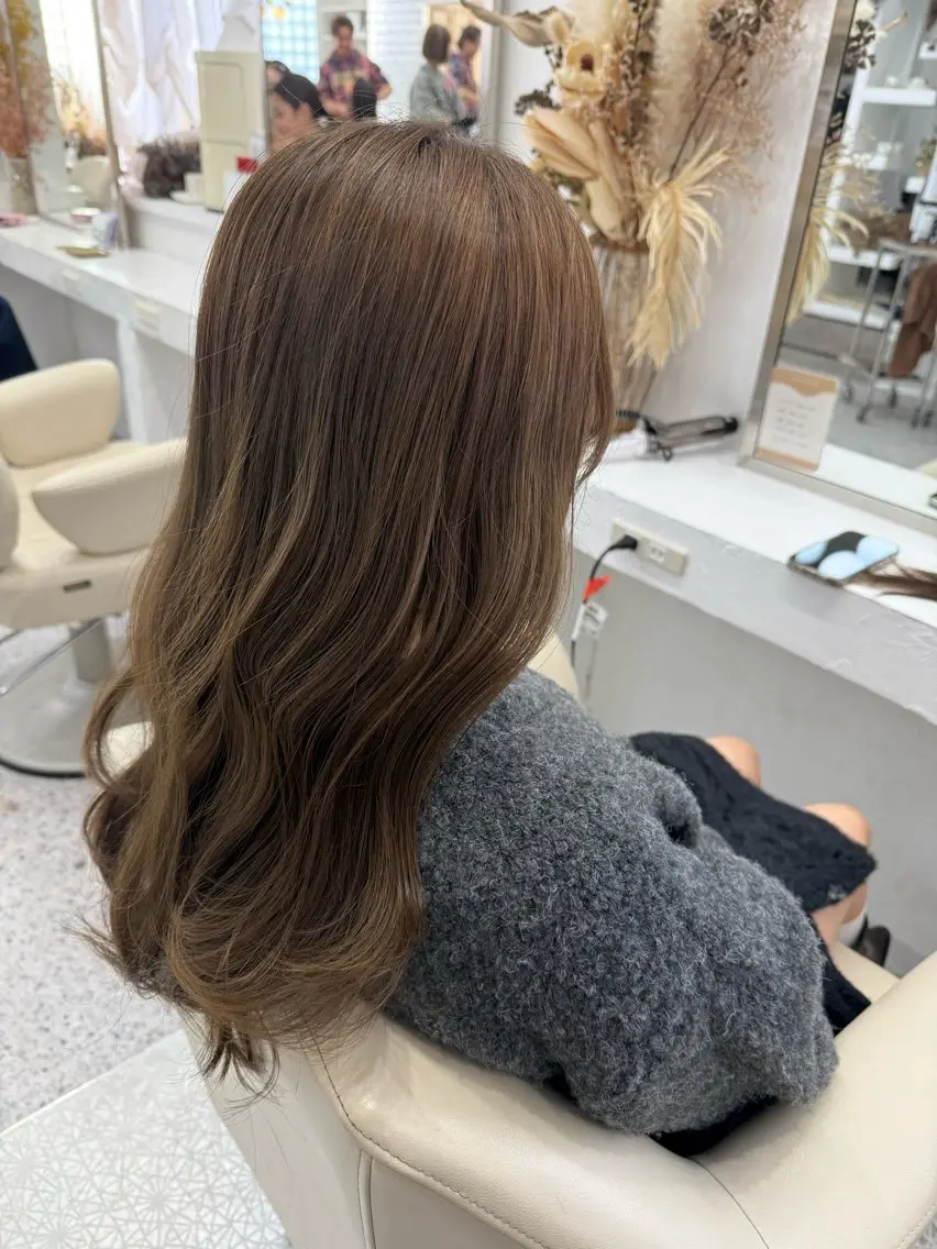 ロング カラー ヘアカラー トリートメント LOMARLIE/ NATUMIのヘアスタイル