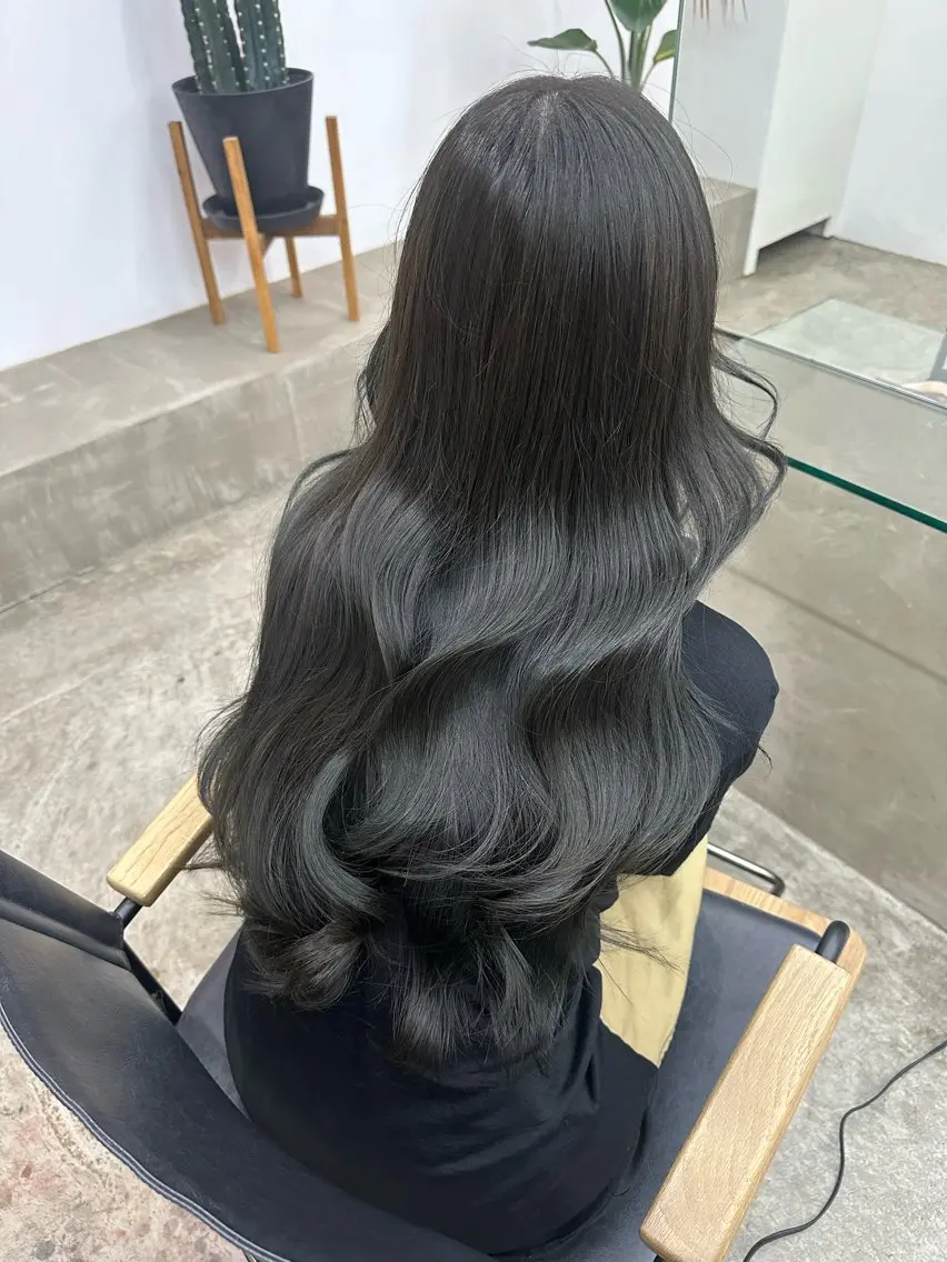 ロング カラー ベージュカラー オリーブベージュ YOSHINO AIKOのヘアスタイル