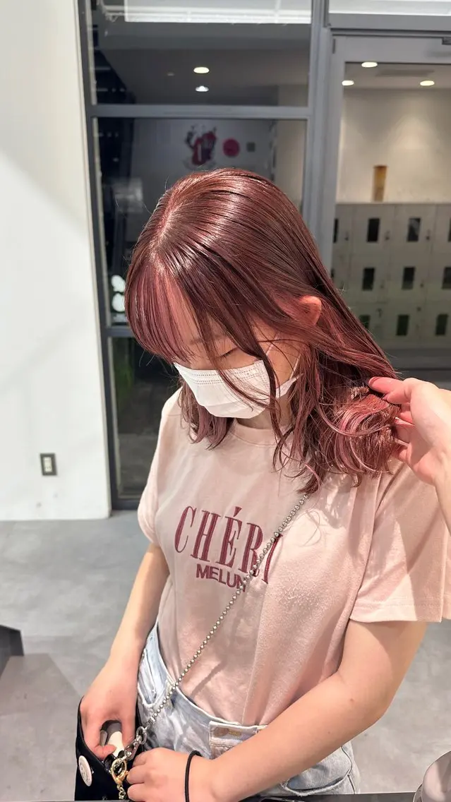 ミディアム カラー ブリーチ ブラウンカラー ブリーチなしカラー ピンクカラー ピンクブラウン ヘアカラー 西野 未桜のヘアスタイル