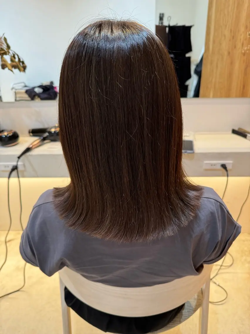 セミロング カラー アッシュ 外ハネヘア 【un】 MANAのヘアスタイル