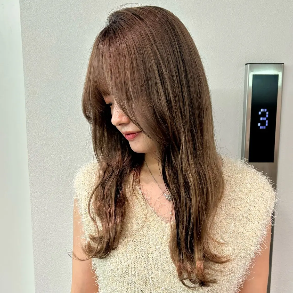 セミロング カラー ベージュカラー ブリーチ ブラウンカラー ブラウンベージュ ダブルカラー ネヅ カオルのヘアスタイル