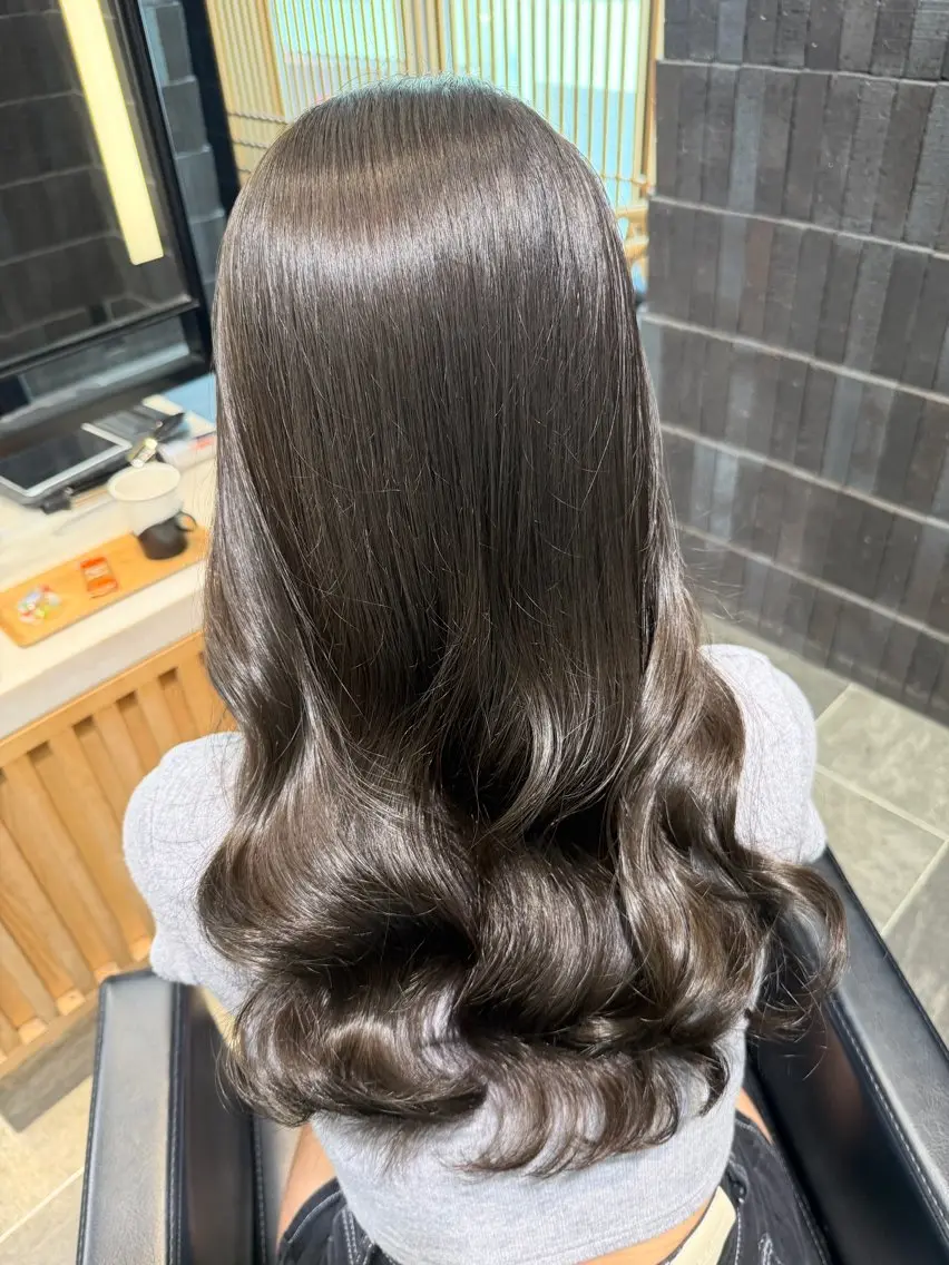 セミロング カラー アッシュ アッシュブラウン ブラウンカラー オリーブブラウン カット ヘアカラー トリートメント 𝑺𝒂𝒌𝒊 🩶マンツーマン施術のヘアスタイル