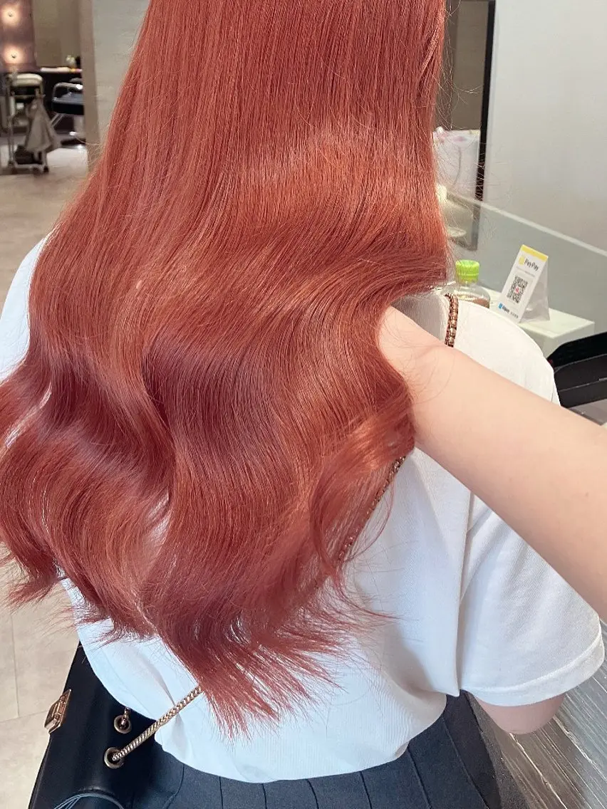 ロング カラー ブリーチ オレンジ オレンジピンク ピンクカラー サキ🤍ハイトーン 🩰くびれ巻きヘアのヘアスタイル