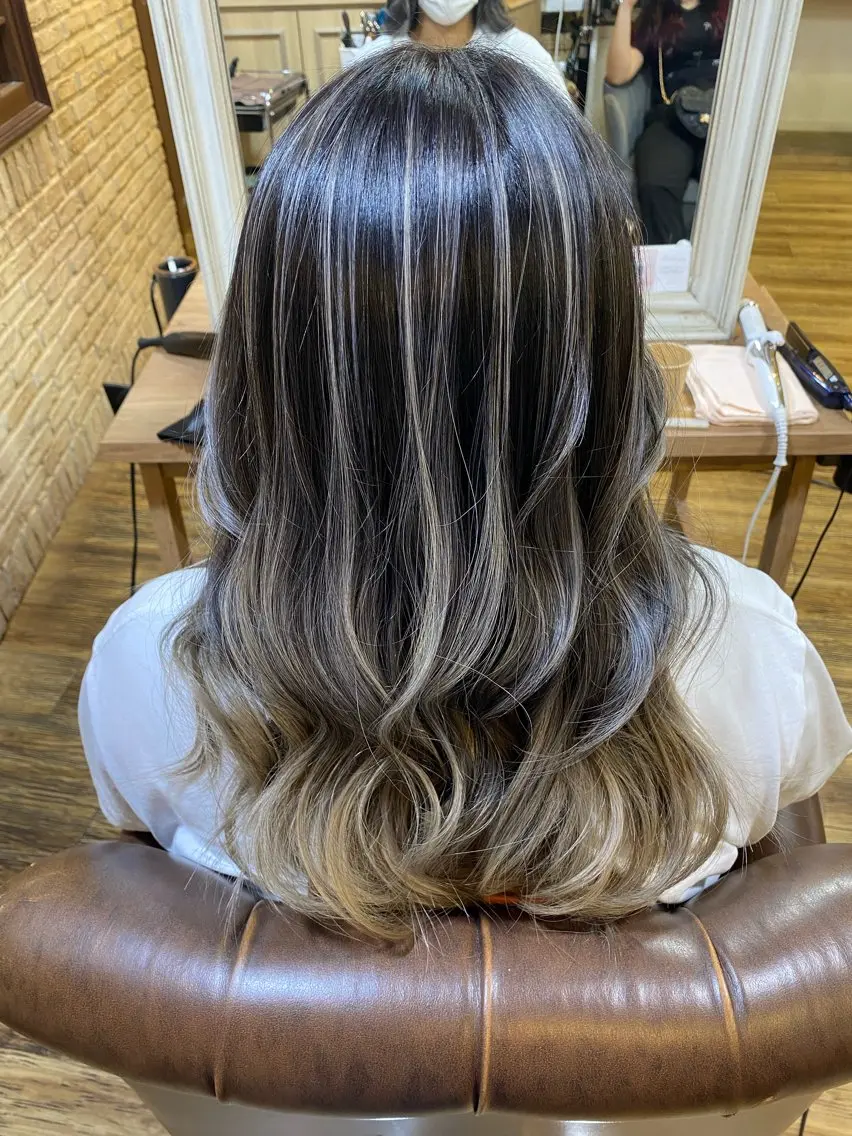 ロング カラー ヘアカラー トリートメント 服部 樹季のヘアスタイル