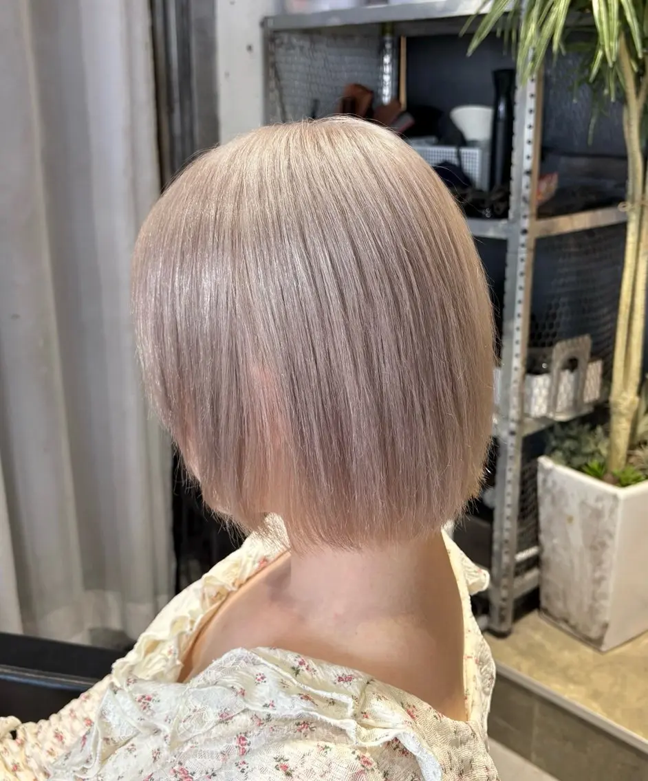 ショート カラー ベージュカラー ブリーチ ホワイトベージュ カット ヘアカラー トリートメント メンズ/ハイトーン 【yoshiki】のヘアスタイル