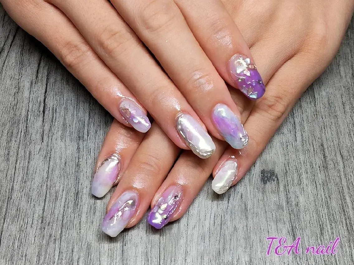 セミロング ネイル パープルカラー 長さ出し フラワーネイル ジェルネイル ニュアンスネイル T&A nailのネイルデザイン