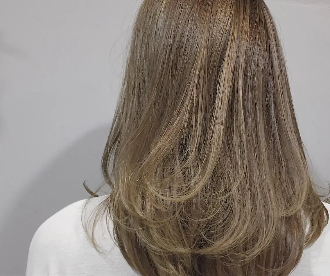セミロング カラー バレイヤージュ ハイライトカラー イルミナカラー ハイライト レイヤーカット VIRETTA 【ヴィレッタ】のヘアスタイル