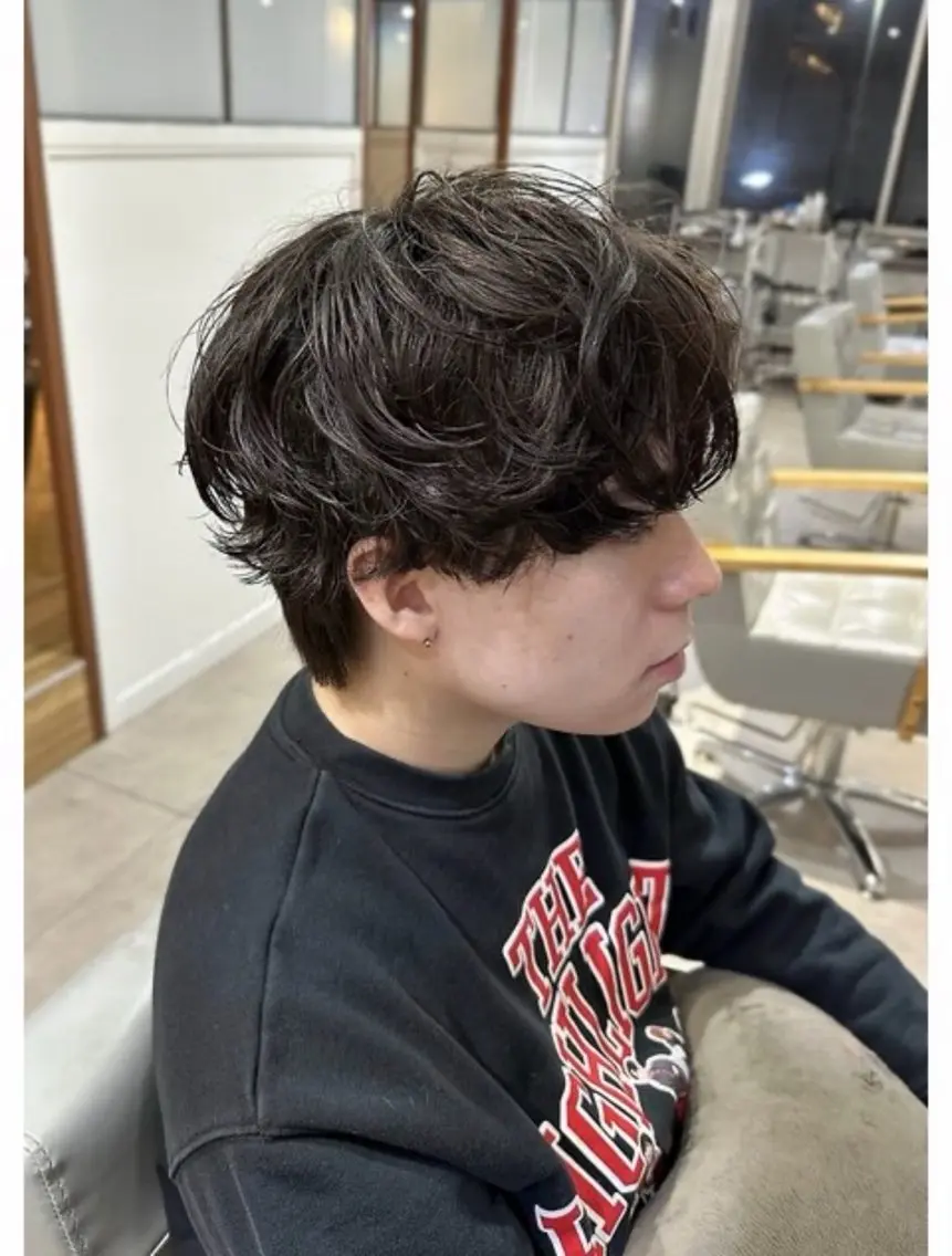 パーマ メンズ メンズブリーチ センターパート メンズハイトーン カルマパーマ メンズ韓国風 カット パーマ 似合わせメンズカット ブリーチ/ウルフ/栄のヘアスタイル