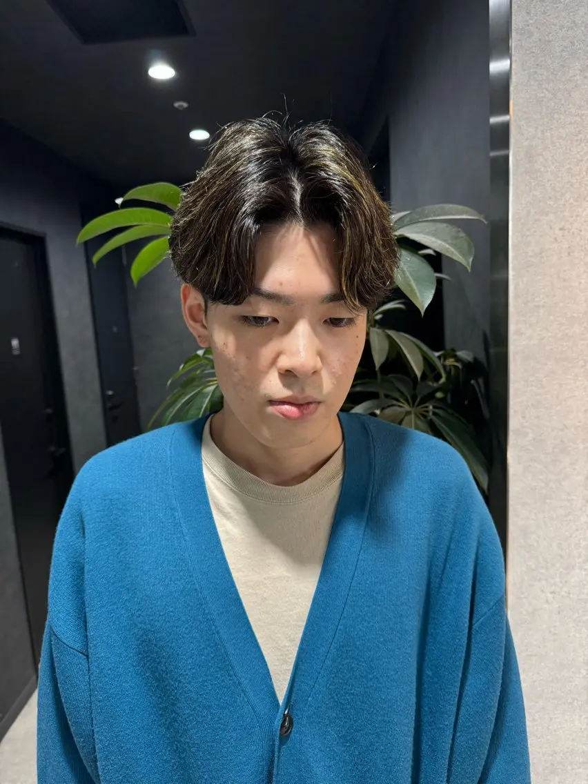 ショート カラー パーマ ヘアアレンジ メンズ メンズブリーチ センターパート メンズハイライト メンズハイトーン マッシュ スパイキー/フェザー /波巻き/かいとのヘアスタイル