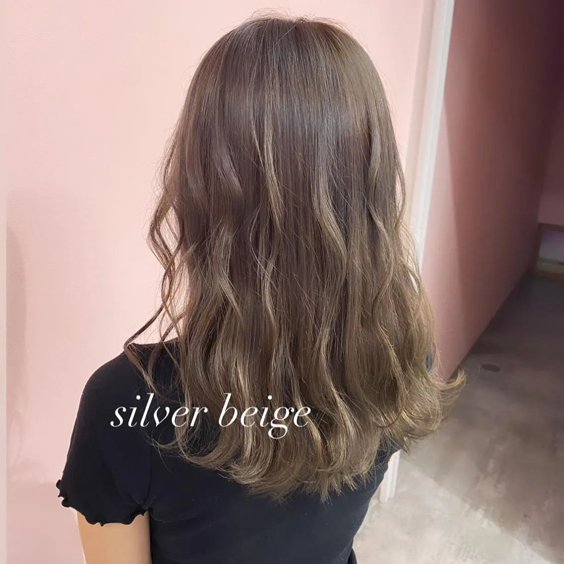 セミロング カラー ベージュカラー ブリーチ シルバー シルバーベージュ くびれヘア RIYA❤︎ Aujuaソムリエのヘアスタイル