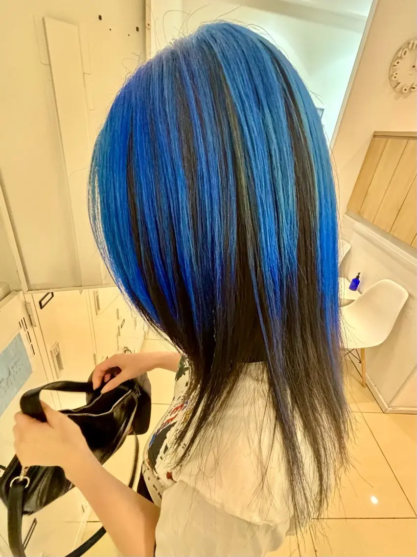 セミロング カラー ヘアアレンジ ブルーカラー ミドウチ アヤカのヘアスタイル