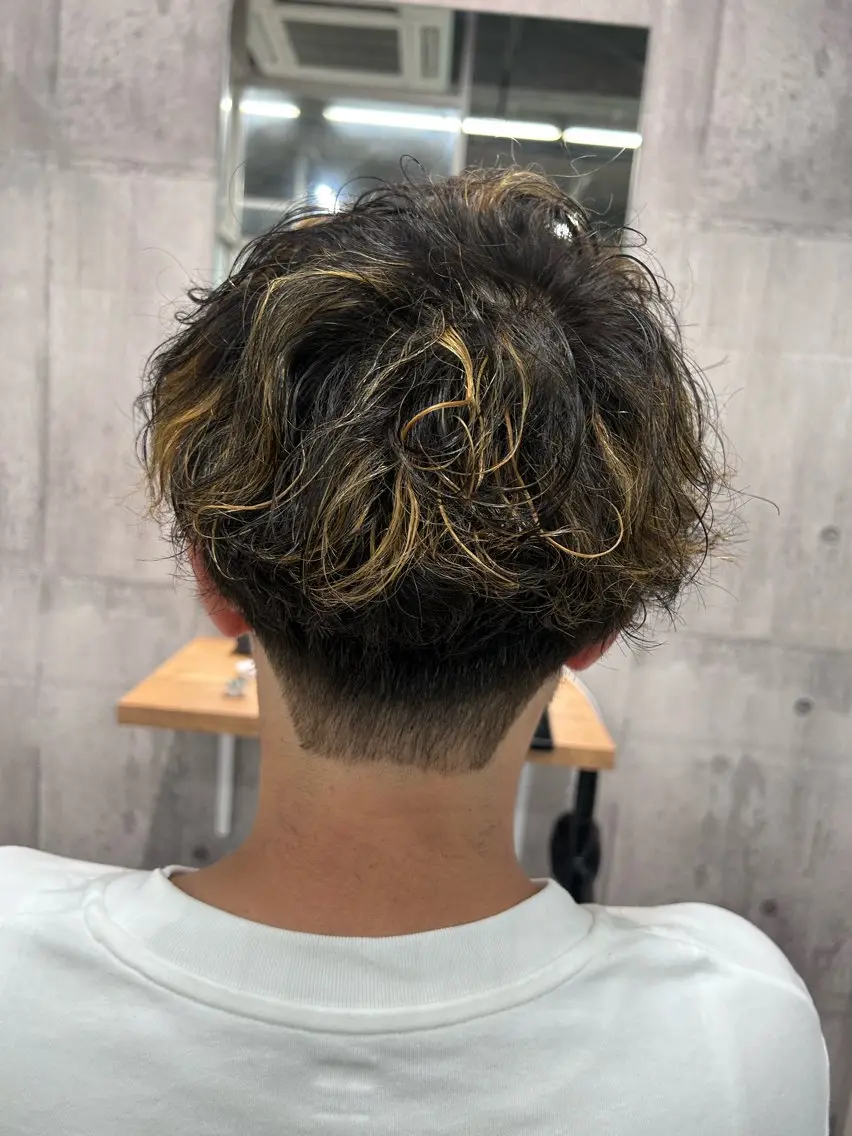 カラー パーマ メンズ メンズバレイヤージュ メンズブリーチ メンズハイライト メンズインナーカラー メンズパーマ カット パーマ newi赤羽 ✂️KEN✂️のヘアスタイル