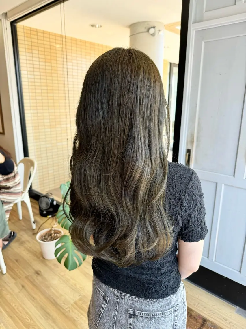 ロング カラー グレージュ オリーブグレージュ オリーブグレー ヘアカラー トリートメント ツキダテ ユイのヘアスタイル