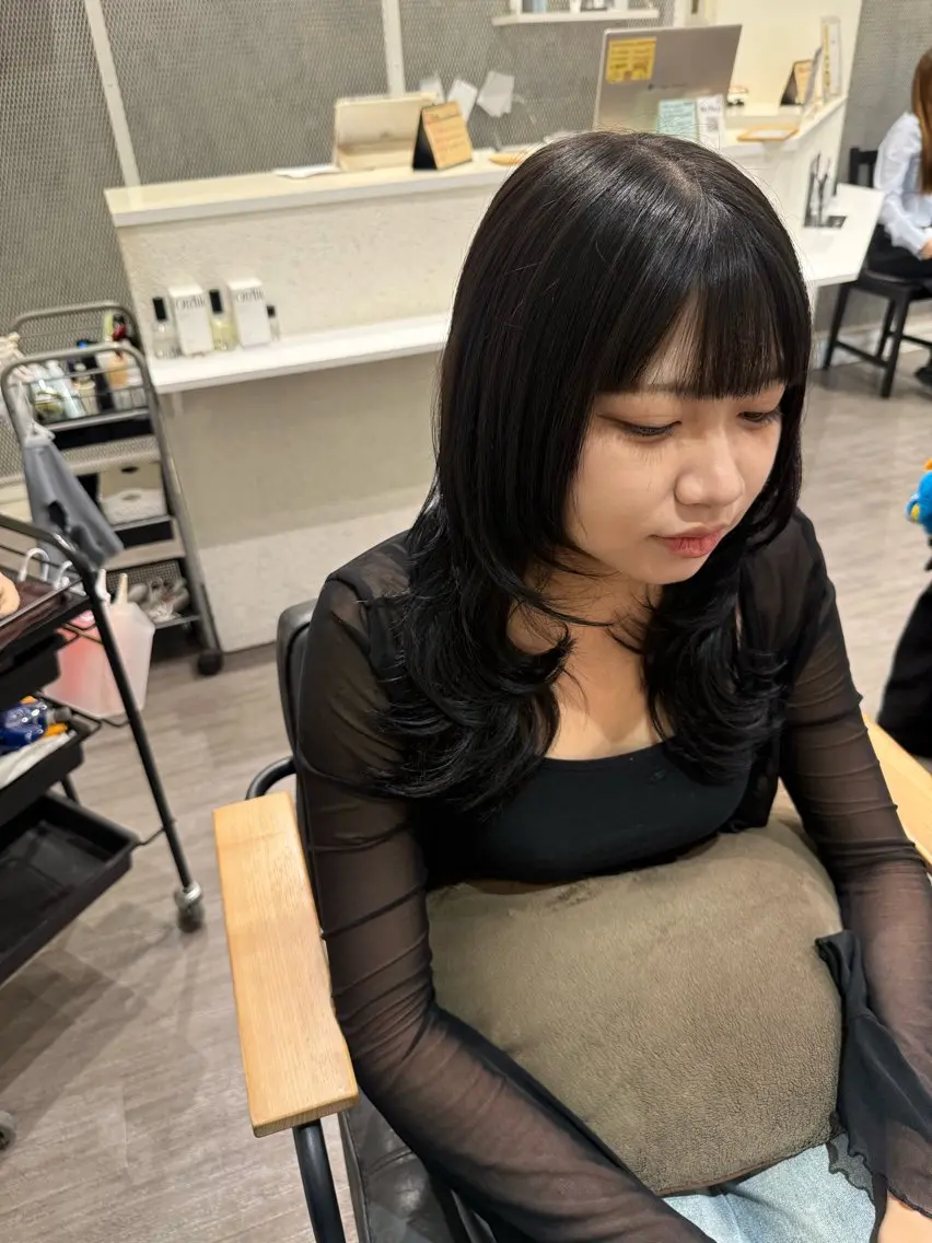 セミロング カラー 黒髪 ブルーカラー ブルーブラック レイヤーカット カット ヘアカラー トリートメント 艶髪レイヤー上田 紗也🇰🇷💗のヘアスタイル