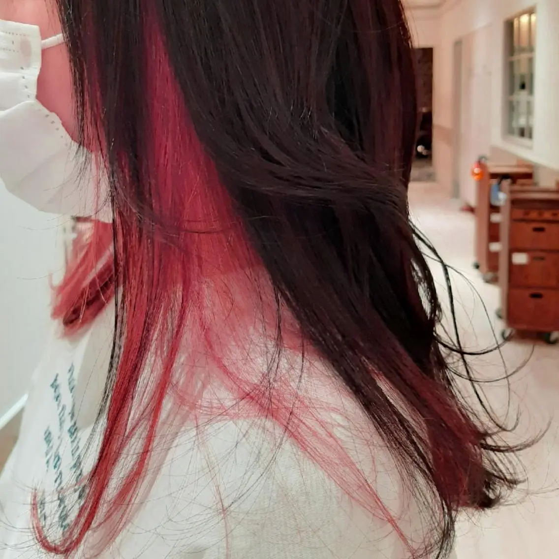セミロング カラー インナーカラー ピンクカラー はらだ ともこ☺︎のヘアスタイル