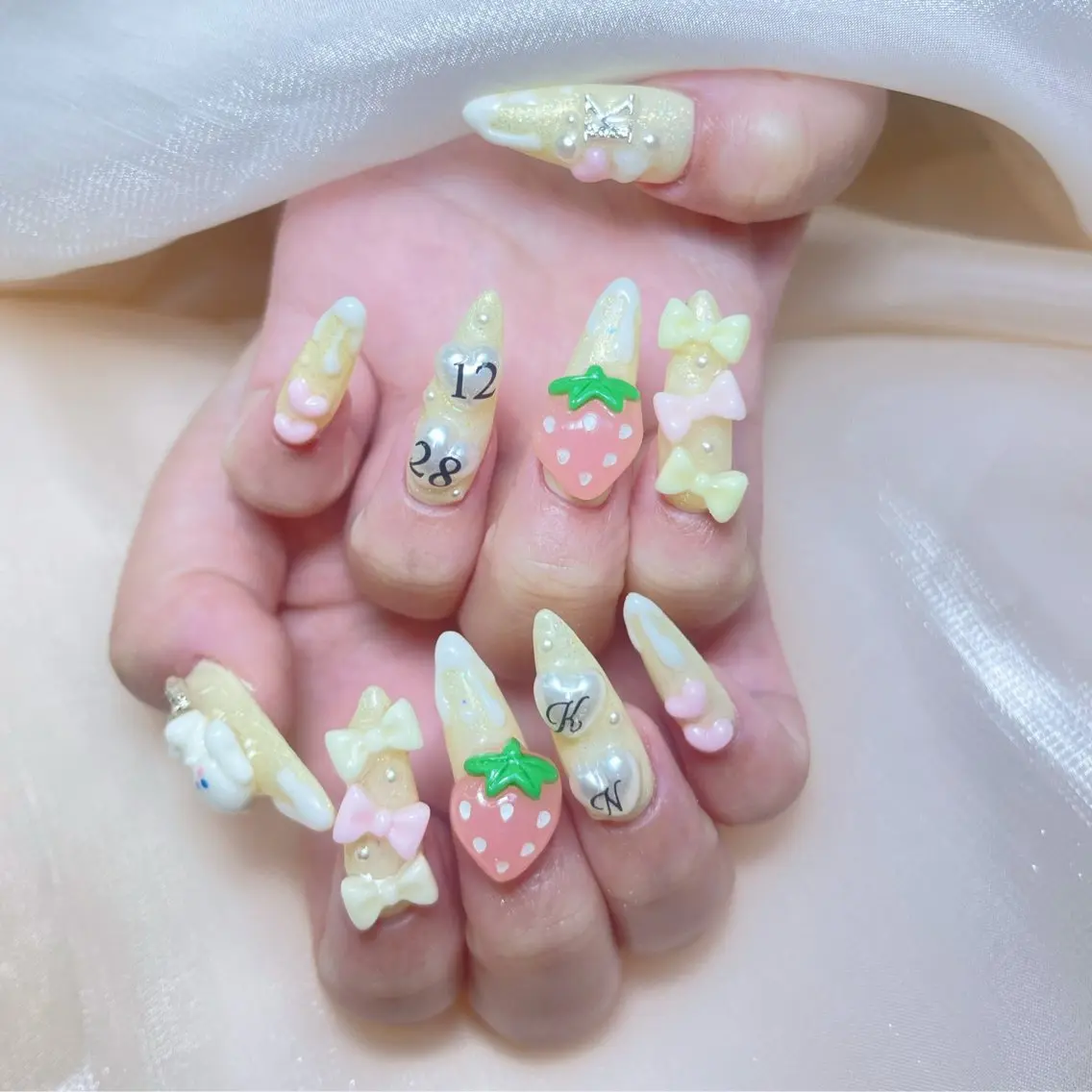 ネイル チークネイル ガーリー キラキラネイル 韓国ネイル リボン ハンドネイル princess スカルプ専門店のネイルデザイン