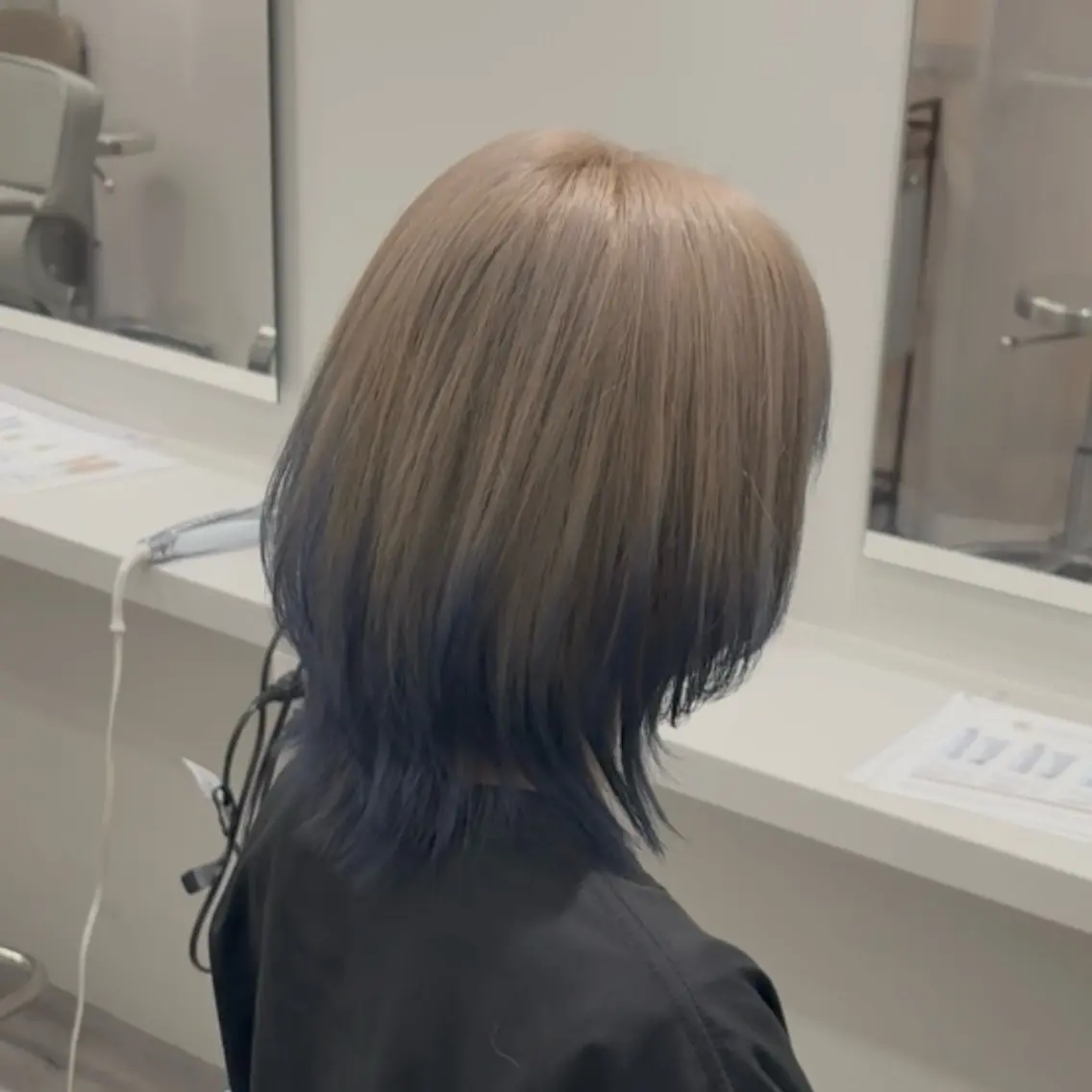 ミディアム カラー ベージュカラー ブリーチ ブルーカラー グラデーションカラー ネイビーカラー 加藤 麻夢のヘアスタイル
