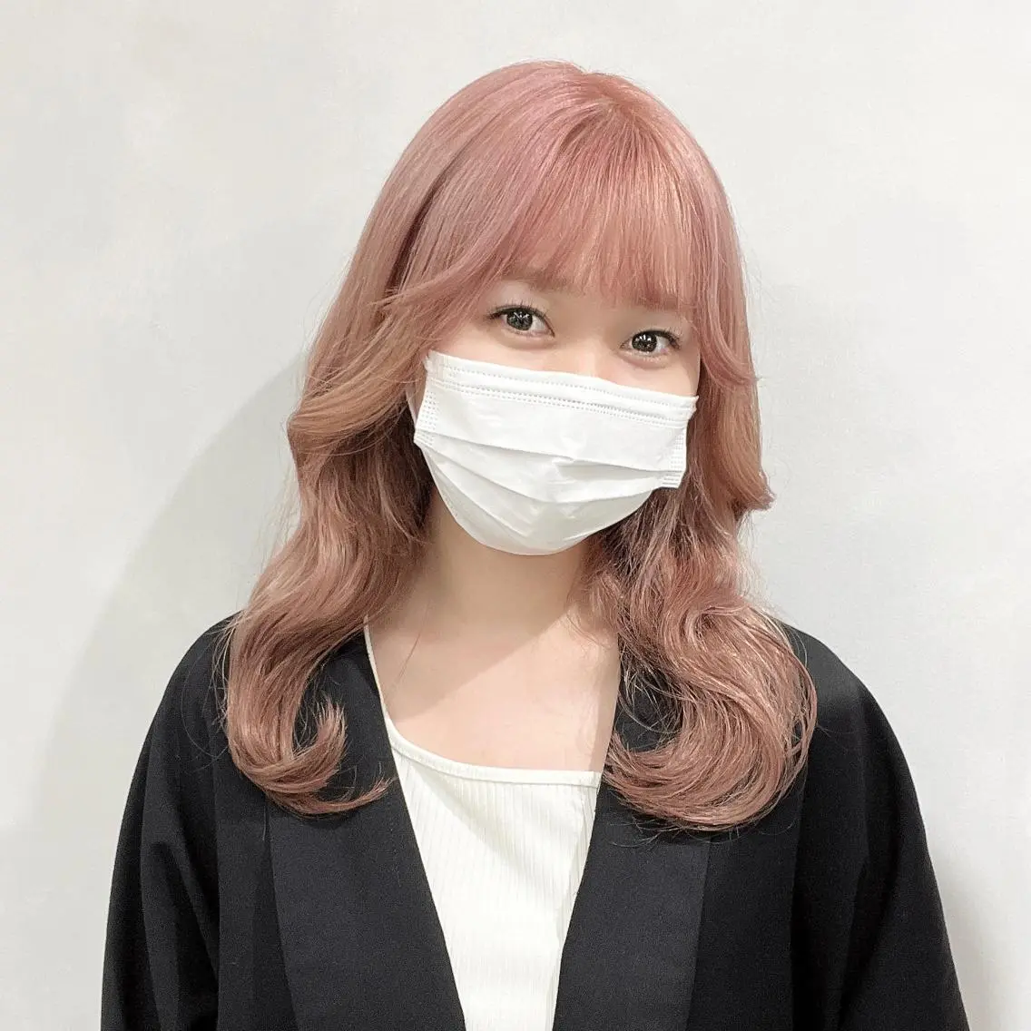 ミディアム カラー 顔まわりレイヤー 韓国風ヘア レイヤーカット サイドバング 🩵ブリーチカラー MIORI🩵のヘアスタイル