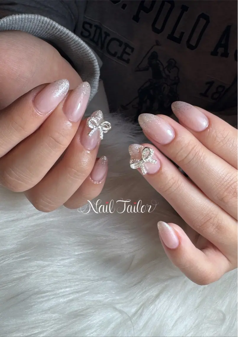 ネイル ガーリー キラキラネイル リボン シルバー ハンドネイル NailTailor ネイルテイラーのネイルデザイン