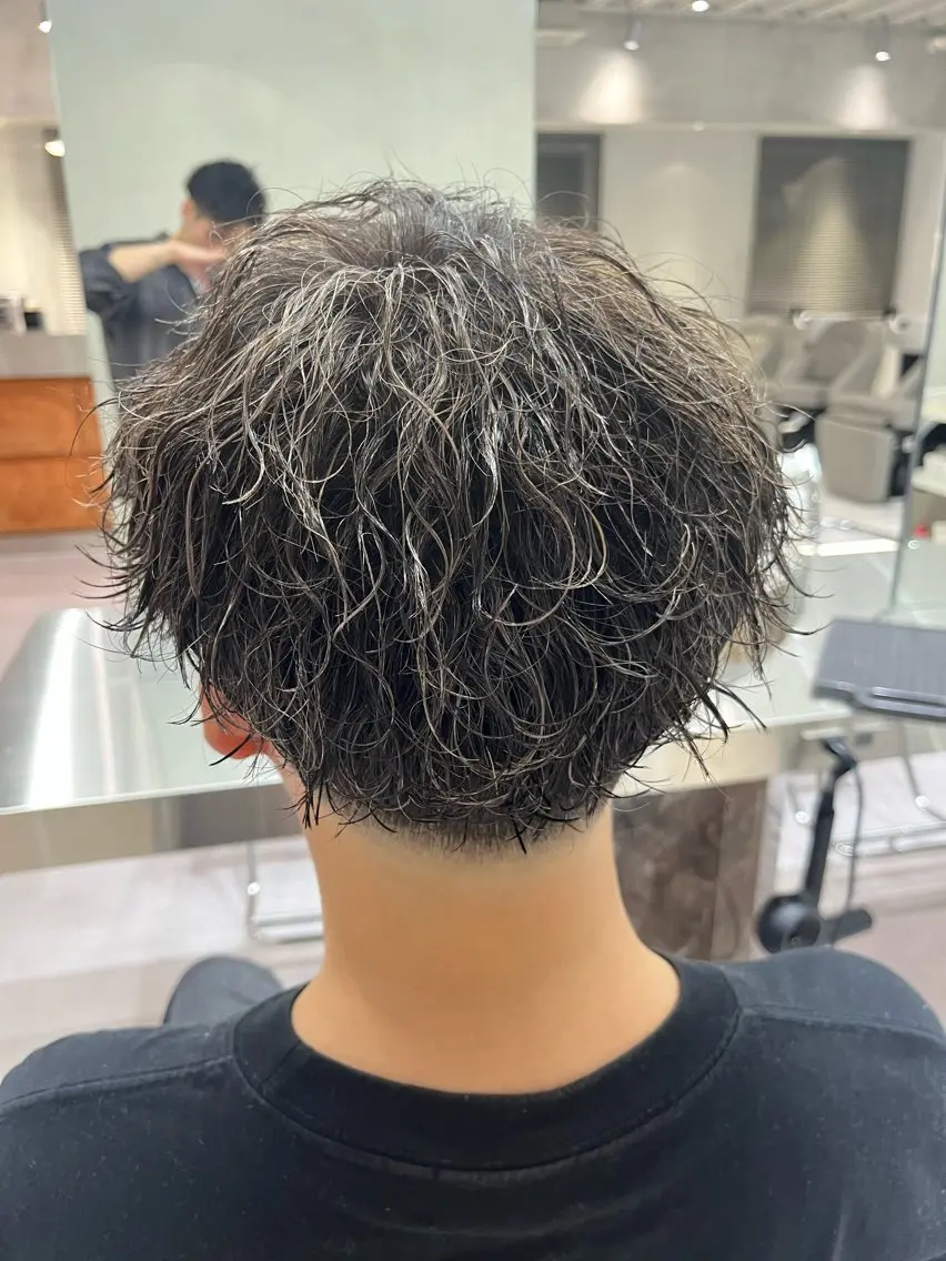 ショート カラー パーマ メンズ ⚡メンズパーマフ ェードカットTomyのヘアスタイル
